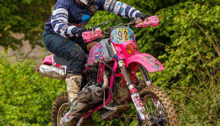 Seit 2006 begleitet Manuel Schad seine SWT BMW durchs Gelände – und auch heuer steht das „Pinke Monster“ wieder am Start beim Red Bull Erzbergrodeo.