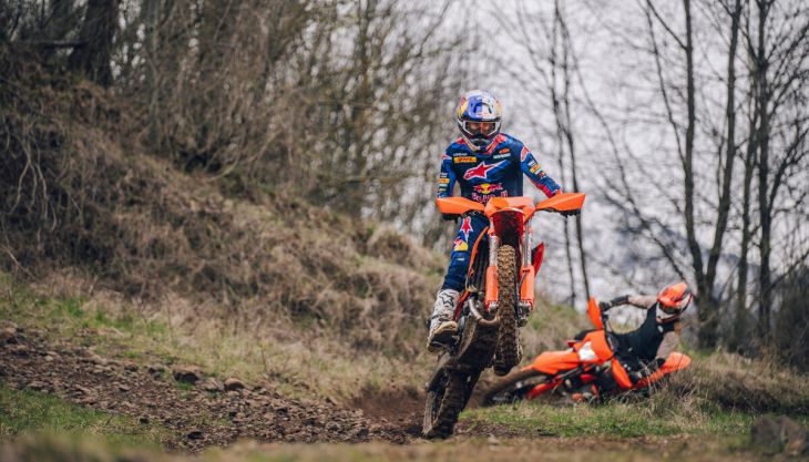 Die Modellreihe KTM EXC und EXC-F 2027 baut auf den langjährigen Erfolgen von KTM im Enduro-Spitzensport auf.