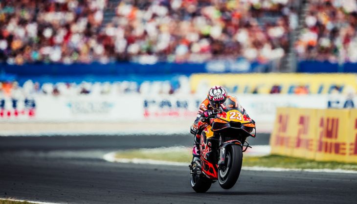Ein doppeltes Punkteergebnis für Red Bull KTM beim MotoGP-Sprint auf dem glühend heißen TT Circuit Assen beim zehnten Lauf der Saison 2026. 