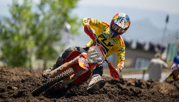 Die dritte Runde der AMA Pro Motocross-Meisterschaft 2026 verlief für Red Bull KTM Factory Racing äußerst erfolgreich: Lucas Coenen sicherte sich bei seinem Debüt in der 450MX den zweiten Gesamtrang.