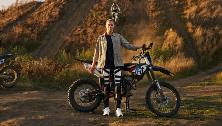 Peggy Blanke (38) aus Magdeburg ist leidenschaftliche Motorradfahrerin und liebt den Geländesport Enduro. 2022 verunglückt sie bei einem Ausflug in Tschechien schwer und erleidet eine inkomplette Querschnittlähmung. 