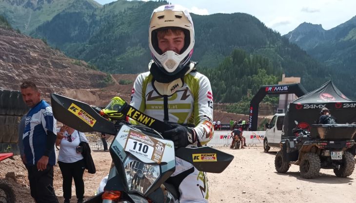 Fabian Bachler ist ein junges Nachwuchstalent im Endurosport und weiß ganz genau wie man Gas gibt - perfekt für den Remus Rocket Ride.