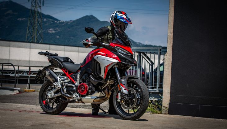Das neue Sortiment des italienischen Unternehmens vereint einige der kultigsten Komponenten für den Crossover aus Borgo Panigale in vorkonfigurierten Ausstattungssätzen und bietet umfassende Lösungen für Individualisierung, Ergonomie und Schutz.