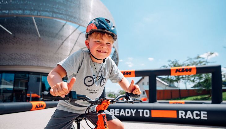 Passend zum Beginn der Sommerferien bietet die KTM Motohall in Mattighofen ein breites Angebot an spannenden Aktivitäten für kleine und große Motorradfahrer.