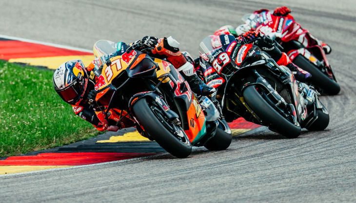 Red Bull KTM beendete heute die erste Hälfte der MotoGP-Weltmeisterschaft 2026 mit einem Platz unter den ersten Vier auf dem gut besuchten, heißen und windigen Sachsenring.