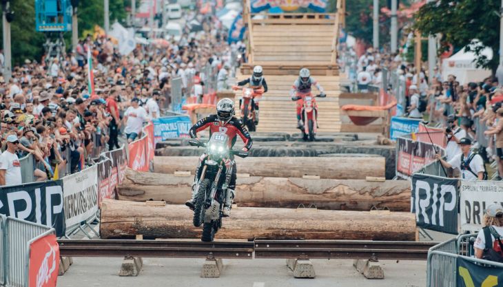 Seit etwas mehr als zwei Jahrzehnten hat das Red Bull Romaniacs-Team nicht nur die härteste Hard-Enduro-Rallye der Welt organisiert – es hat auch neu definiert, was Fahrer und ihre Motorräder im Gelände leisten können.