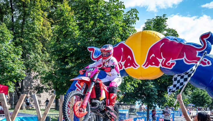 Hard Enduro gilt als eine der letzten großen Männerdomänen des Motorsports. Wer glaubt, Frauen würden hier nur mitfahren, sollte einen Blick auf die Ergebnisliste der Red Bull Romaniacs werfen.