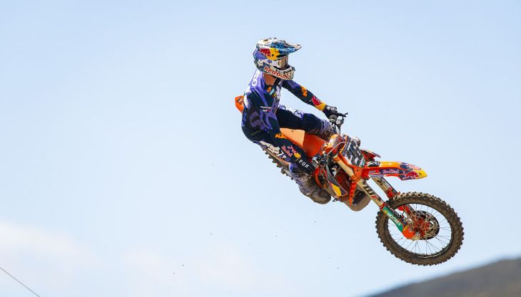 Jorge Prado hat seinen Vertrag mit Red Bull KTM Factory Racing verlängert und wird im Rahmen einer mehrjährigen Vertragsverlängerung auch 2027 in der SuperMotocross-Weltmeisterschaft an den Start gehen, die die AMA Supercross-Meisterschaft, die AMA Pro Motocross-Meisterschaft und die SMX-Playoffs umfasst.