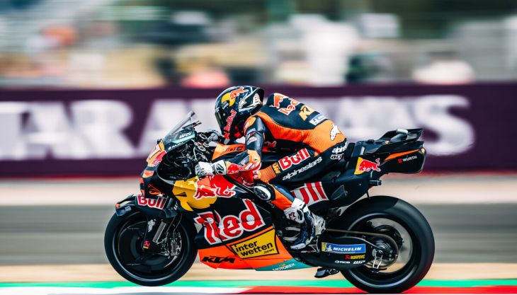 Die MotoGP-Weltmeisterschaft 2026 führte über die anspruchsvolle 5,9 km lange Strecke von Silverstone zum heißen und sonnigen Großen Preis von Großbritannien und Red Bull KTM vertraute auf einen entschlossenen Pedro Acosta, der mit dem 5. Platz das beste Ergebnis des Werksteams erzielte.