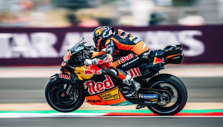 Die Grand-Prix-Saison 2026 wurde auf der sonnigen Rennstrecke von Silverstone mit dem zwölften Lauf der Saison fortgesetzt, und Red Bull KTM erzielte beim 10-Runden-Sprint mit Pedro Acosta als Bestplatziertem den 6. Platz.