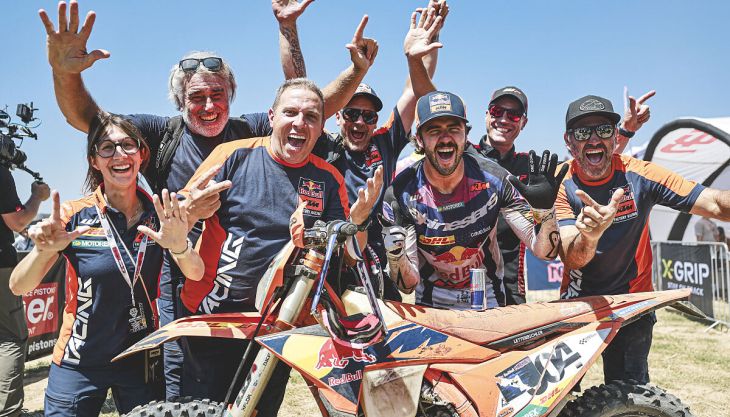 Manuel Lettenbichler vom Red Bull KTM Factory Racing Team hat bei den Red Bull Romaniacs 2026 einen souveränen Sieg errungen und damit den Allzeitrekord von sieben Siegen bei der härtesten Hard-Enduro-Rallye der Welt eingestellt. 
