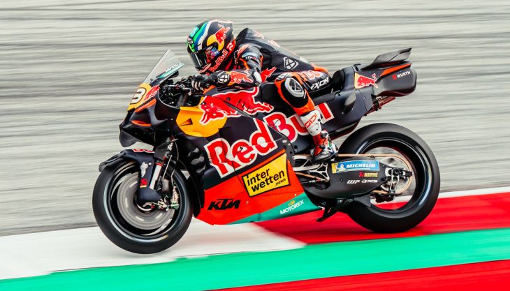 Red Bull KTM schlug auf dem sonnigen Red Bull Ring kräftig zu: Pedro Acosta kämpfte um die Pole-Position und führte den vierzehnten Sprint der MotoGP-Saison an, bevor ein Fehler in der Schlussphase den talentierten Spanier aus dem Rennen warf.