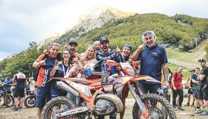 Manuel Lettenbichler vom Red Bull KTM Factory Racing Team hat seine Führung mit einem souveränen Sieg beim fünften Lauf, dem Abestone Hard Enduro, ausgebaut.
