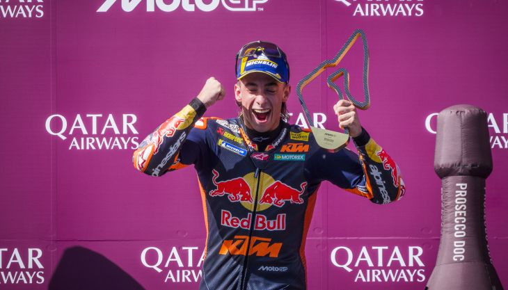 Hollywood könnte es nicht besser schreiben. Nach seinem Schikanen-Ausritt beim Sprint am Samstag – in Führung liegend – holt sich Pedro Acosta am Red Bull Ring seinen ersten GP-Sieg in der MotoGP und damit den dritten Heimerfolg für KTM.