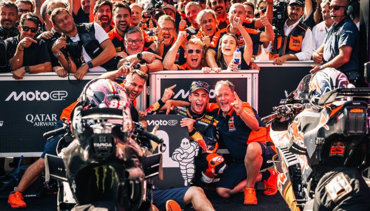 Red Bull KTM gewann den MotoGP-Lauf in Österreich 2026, dank Pedro Acosta, der das Rennen von Beginn an dominierte und sich den ersten Sieg seiner Karriere in der Königsklasse sowie den ersten für das Werksteam in dieser Saison sicherte. 