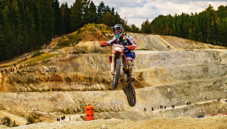 Beim diesjährigen DIMOCO AspangRace zeigte Samuel Pinter einmal mehr, was im Endurosport möglich ist, wenn Einsatz, Ausdauer und fahrerisches Können zusammenkommen.