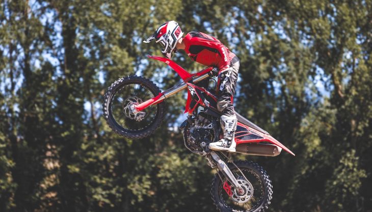 Die Einführung der Beta-Motocross-Modellreihe 2027 bringt das mit Spannung erwartete Debüt der RX 250 4T mit sich.