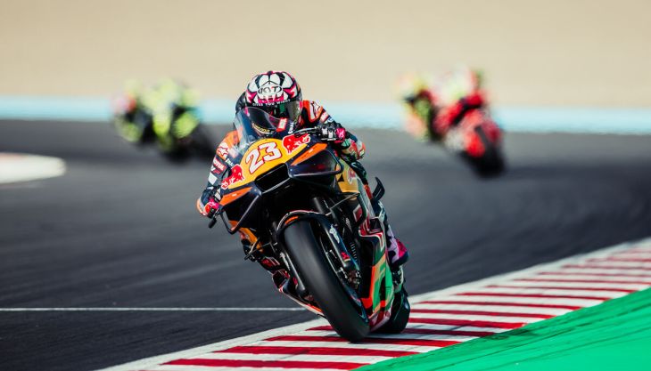 Red Bull KTM gab auch 2026 in der MotoGP weiterhin das Tempo vor, dank Enea Bastianinis Kampf um einen Podiumsplatz heute beim sechzehnten Sprint der Saison im sonnigen Motegi Mobility Resort.