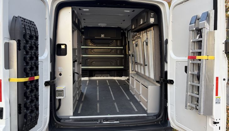 Es geht um durchdachte Fahrzeugaufbauten und Umbauten für ein hartes Gewerbe. Um Rettung, Feuerwehr und besondere Einsatzfahrzeuge, die für ihre Aufgaben möglichst effektiv, robust und technisch modern ausgestattet sein müssen.