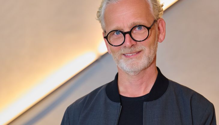 Seitenwagen-Weltmeister, dreifacher TT-Sieger und jede Menge Geschichten: Klaus Klaffenböck präsentierte im Wiener Audi House of Progress seine Autobiografie „Sterben tun die Anderen“. Zahlreiche prominente Gäste waren dabei.