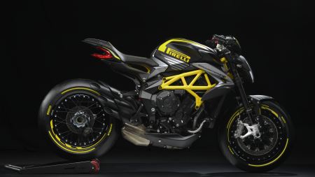 Diese limitierte Version der Dragster 800 RR wurde in einer Weltpremiere bei der Einweihung der neuen P ZERO™ World in Monte Carlo der Öffentlichkeit präsentiert. 