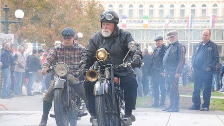 Es war wieder DER Wahnsinn! Ca. 140 Motorraddiamanten mit Teilnehmern aus Deutschland, der Schweiz, Ungarn, Holland und natürlich aus Österreich, und dazu Zuschauer, Zuschauer, Zuschauer – denen auch was geboten wurde, wie man auf den unzähligen Fotos erkennen kann.
