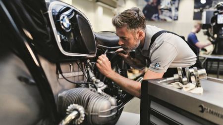 Wer sein Motorrad liebt, der sollte es auch gebührend behandeln - BMW Wien hat dazu die passende Einwinterungs-Aktion!
