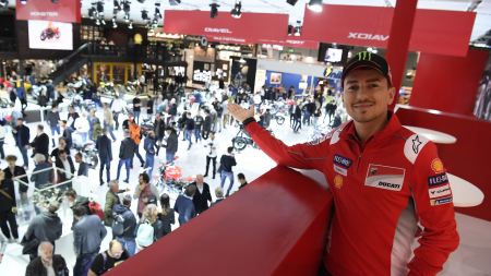 Ducati präsentiert drei brandneue Motorräder – Panigale V4 R, Hypermotard 950 und Diavel 1260 – sowie die Ducati Scrambler Familie, die Multistrada 950 S, Multistrada 1260 Enduro und viele weitere neue Versionen und Farbvarianten für 2019 auf der EICMA 2018.