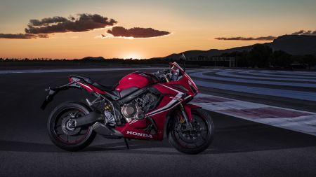 Honda präsentiert auf der EICMA 2018 in Mailand die Motorrad- und Roller-Modelle für das Jahr 2019. Zwei neue Modellnamen und drei umfassend überarbeitete Maschinen modernisieren die mittlere Hubraumklasse der vielfältigen und einzigartigen Honda Produktpalette.