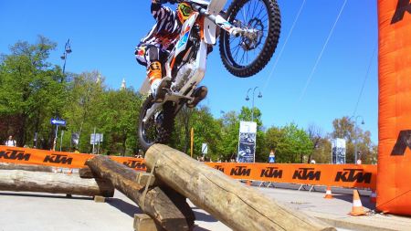 Der Motorradhersteller KTM mit Sitz in Mattighofen steckt in den kommenden fünf Jahren eine halbe Milliarde Euro auch in die Entwicklung leichter Elektro-Motorräder.