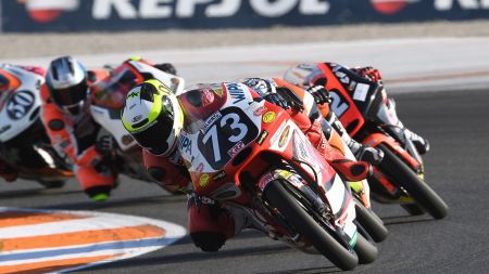 Max Kofler landet zweimal in den Punkten beim WM-Finale der Junioren in Valencia.