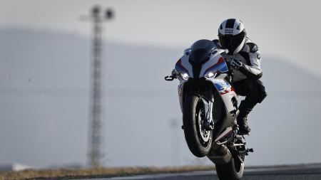 Die neue BMW S 1000 RR - noch leichter, schneller und einfacher zu steuern. 