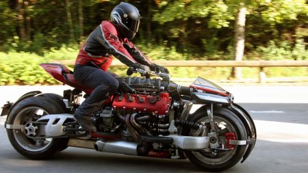 Lazareth LM847 ist ein 4-Rad-Motorrad, das von einem Maserati V8-Motor mit 470 PS angetrieben wird.