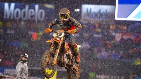 Die AMA Supercross-Meisterschaft von 2019 begann am Samstag mit ungewöhnlich matschigen Bedingungen in Anaheim, dem kalifornischen Angel Stadium.