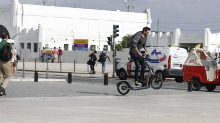 Start frei für den ersten zugelassenen E-Kick-Scooter mit Radwegebenutzung.