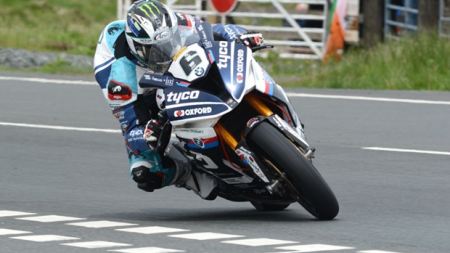 Fanfavorit Michael Dunlop kehrt auf Tyco BMW in Zusammenarbeit mit TAS Racing zu dem Isle of Man TT-Rennen zurück.