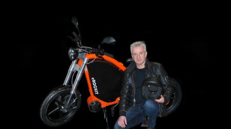 eROCKIT ist ein einzigartiges, pedalgesteuertes Elektromotorrad, das sich spielend leicht und intuitiv bedient.