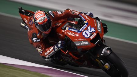 Kampf bis zur Zielkurve: Ducati-Pilot Andrea Dovizioso gewinnt den MotoGP-Saisonautftakt in Katar knapp vor Weltmeister Marc Marquez – Rossi auf P5.