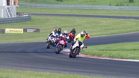 Passend zum Saisonstart bietet Schräglage am 28. 4. 2019 ein perfekt abgestimmtes Fahrtraining in Kleingruppen an - Spaß und Lernerfolge sind garantiert!