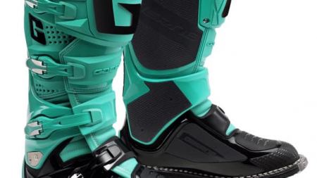 Der Gaerne SG 12 Special Edition wartet nicht nur mit technischen Raffinessen, sondern auch mit der Farbstellung Aqua/Black auf.