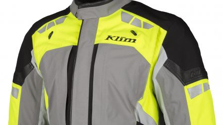 Ganz am Anfang steht das unverrückbare GORE-TEX® Versprechen „GUARANTEED TO KEEP YOU DRY®“ in Kombination mit einem äußerst effektiven Belüftungssystem und einem umfassenden Sicherheitspaket. Die größte Stärke der Latitude ist aber ihre Vielseitigkeit, sie ist ein absolut zuverlässiger Partner - 365 Tage im Jahr.