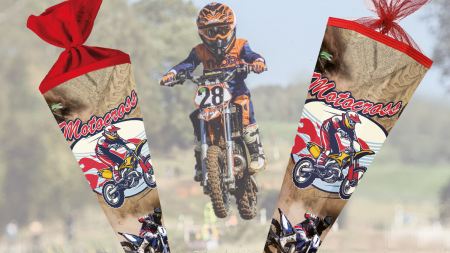 Bisher hat man vergeblich nach Schultüten im Motocross - Design gesucht. Nestler bietet ab sofort die coole Schultüte mit passendem Schulheft an!