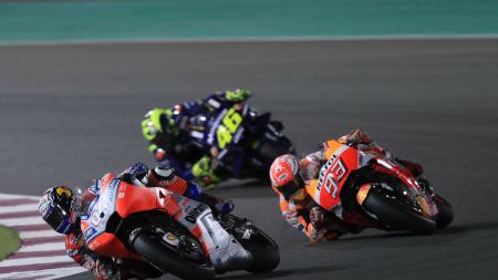  Mehr Action, mehr Dramatik, mehr Spannung – die abwechslungsreichste Motorsportserie der Welt startet mit dem traditionellen Flutlichtrennen auf dem Wüstenkurs von Doha in die neue Saison. ServusTV überträgt die MotoGP aus Katar am Samstag und am Sonntag live.