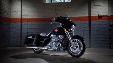 Die neue Electra Glide Standard (FLHT) bietet ein ursprüngliches Reiseerlebnis, das ganz in der langen Tradition der Touring Motorräder von Harley-Davidson steht.