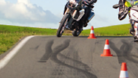 Kaufe bei einem österreichischen Händler Deines Vertrauens einen Satz Continental-Motorrad- oder Scooterreifen inkl. Montage und sichere Dir Deine Gewinnchance auf eines von 45 Motorrad Warm Up Trainings der ÖAMTC Fahrtechnik.