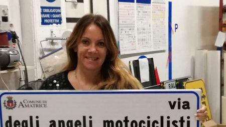 Nach dem schweren Erdbeben 2017 in Amatrice/Italien hat der Enduro-Verein "Angeli motociclisti" große Arbeit geleistet und wichtige Beförderungen im unwegsamen Gelände durchgeführt. Als Dank hat die Gemeinde nun eine Gasse nach dem Verein benannt.