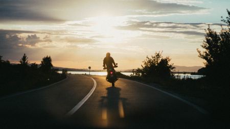 Der Frühling ist da und die warmen Sonnenstrahlen wecken die Lust auf ausgiebige Motorradtouren. Viele Biker können davon gar nicht genug bekommen und entscheiden sich nicht mehr nur für einen Wochenendausflug auf Achse, sondern dehnen die Motorradtour zu einem kleinen Urlaub aus. So rücken auch weiter entfernte Ziele plötzlich in greifbare Nähe. Raus aus der Routine, rein in neue Kurven.   