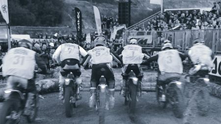 Gestartet wird auf serienmäßigen KTM Freeride E-XC Modellen in der ACERBIS Action Arena, der Sieger darf sich über einen Startplatz in der ersten Startreihe des ERZBERGRODEO RED BULL HARE SCAMBLE freuen!