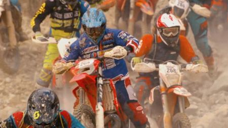 Jedes Jahr kommen unzählig viele Rider aus der ganzen Welt, um gegen den Giganten aus Eisen anzutreten. Red Bull schenkt auch ihnen die verdiente Aufmerksamkeit.