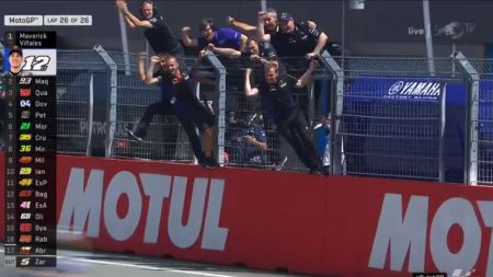 Yamaha hat die Dutch TT in Assen gewonnen: Vinales setzt sich im Duell gegen Marquez durch – Quartararo Dritter – Rossi scheidet durch Crash mit Nakagami aus